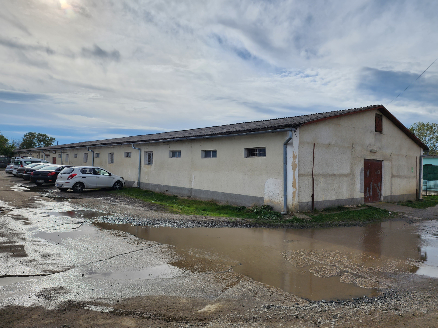 Teren intravilan cu construcție (proprietate industrială)