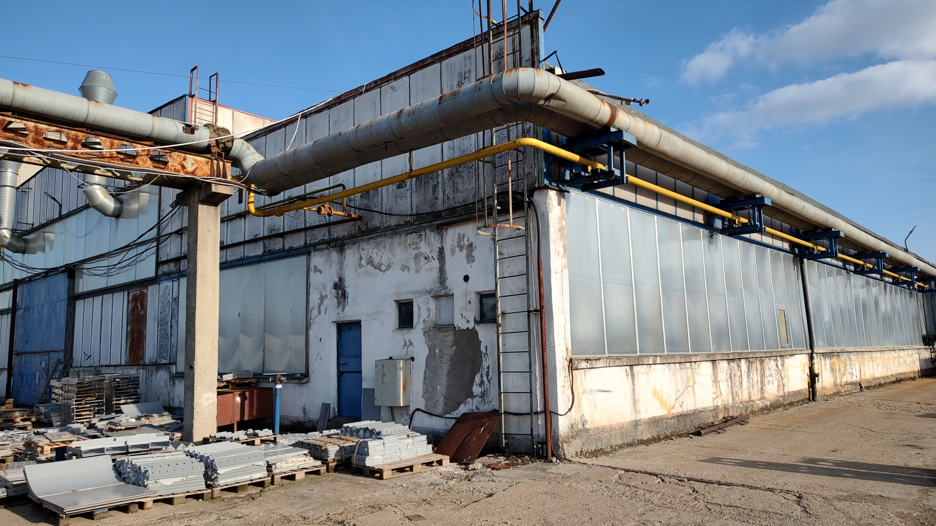 Teren cu construcție hală producție