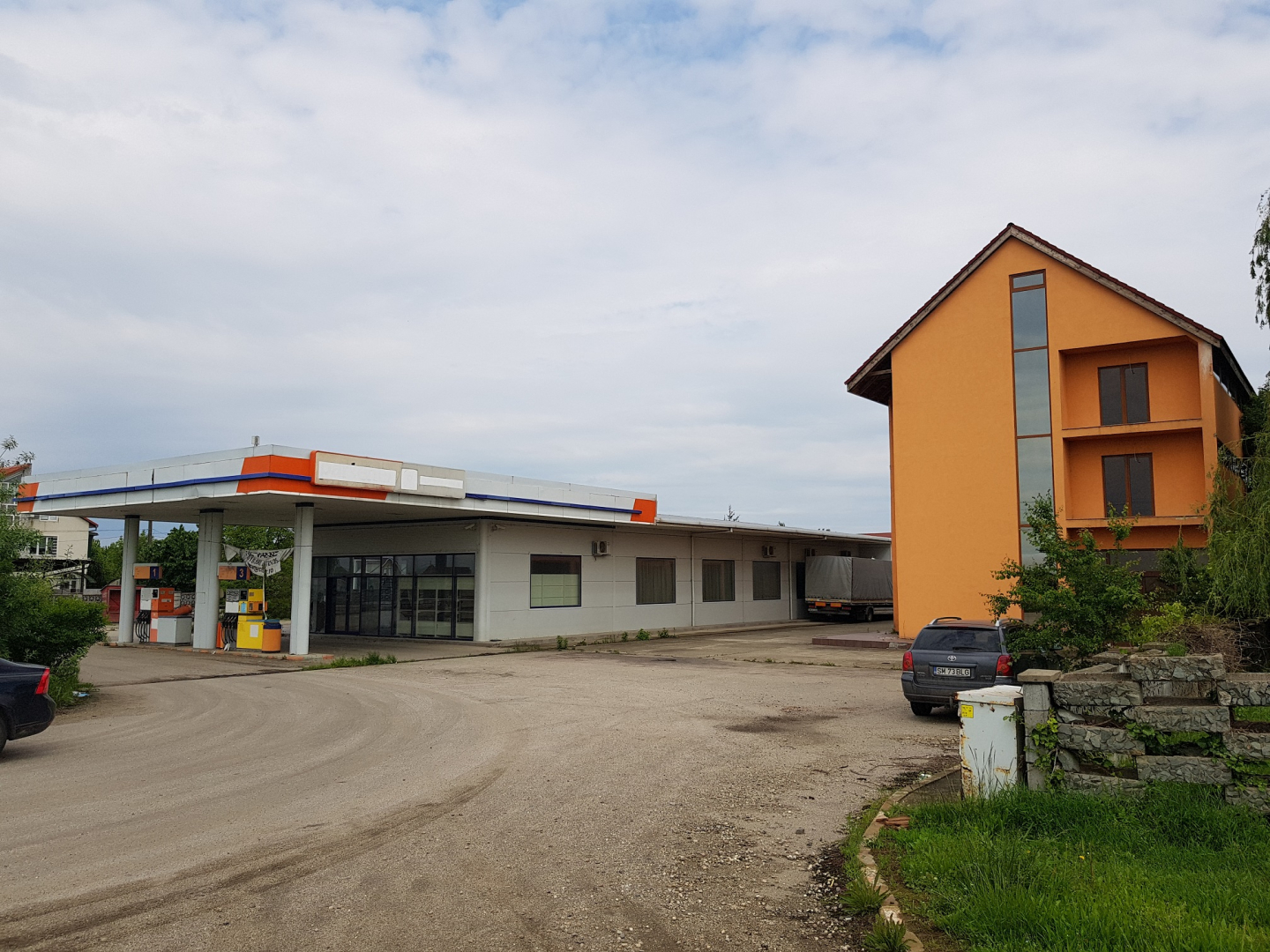2.	Statie de carburanti cu Scd = 60 mp,  Hotel restaurant P+2E+M cu Scd = 934 mp, Sală de festivități cu  Scd = 588 mp şi teren în suprafață de 7.009 mp, situate în  Comuna Păulești, Str. Principală nr. 40, Nr. CF 103069 Păulești, Nr. ca