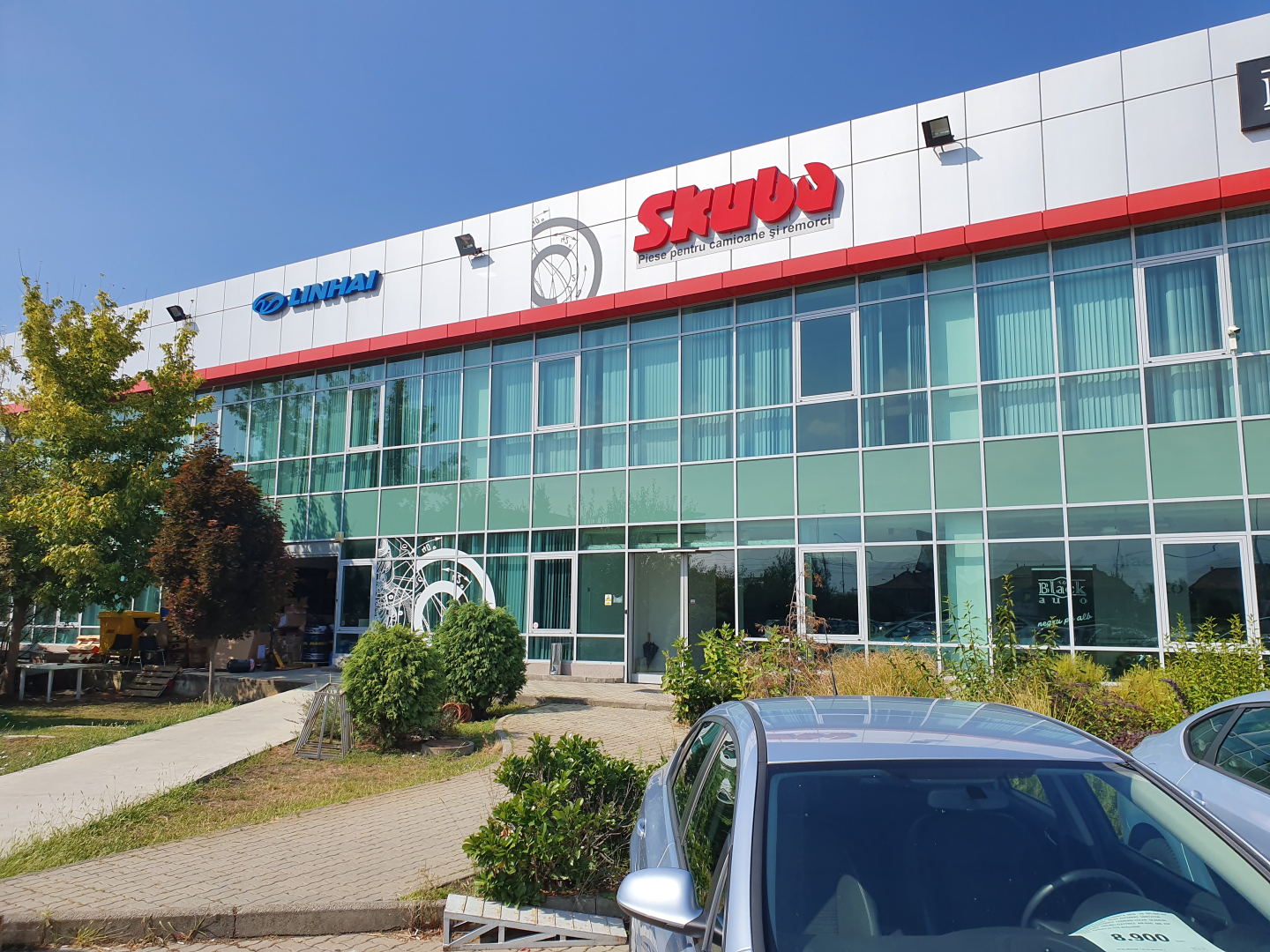 Proprietate imobiliară (showroom) compusă din teren și hală industrială